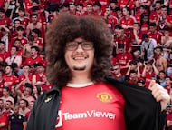 El aficionado del Manchester United y de fondo, los seguidores de Osasuna