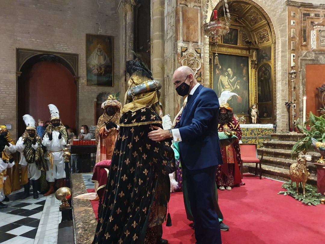 El alcalde de Sevilla, Antonio Muñoz, el pasado lunes durante el acto de coronación de los Reyes Magos de Triana