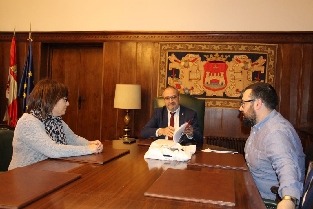 Reunión del alcalde de Ponferrada con los representantes de la ARMH