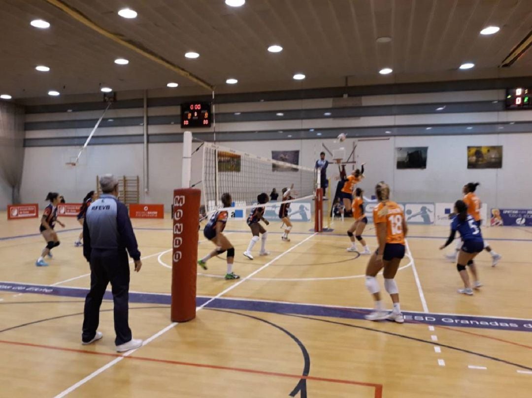 Imagen de un partido del C.V. Elche Femenino en el Pabellón El Toscar