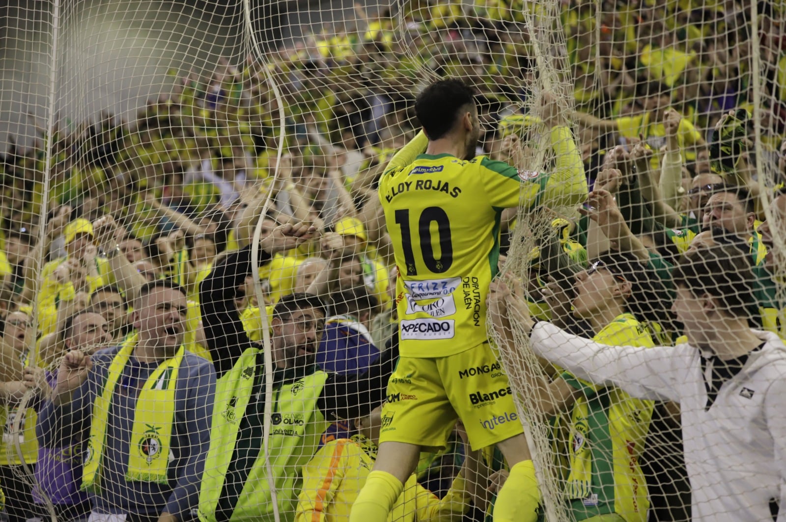 Eloy Rojas celebra la victoria del Jaén Paraíso Interior con los aficionados.