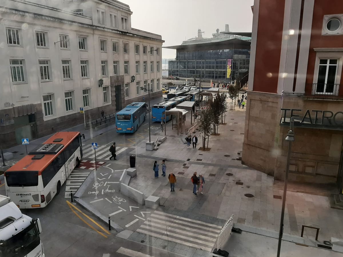 UGT y PP ven peligrosa la nueva parada del bus interurbano en el Teatro Colón