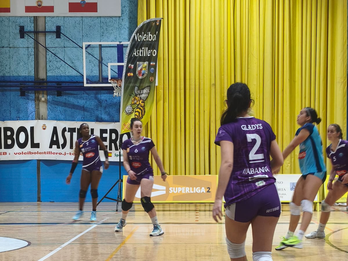 El Aceites Abril Voleyourense compite hasta el final pero cae 3-1 en Astillero