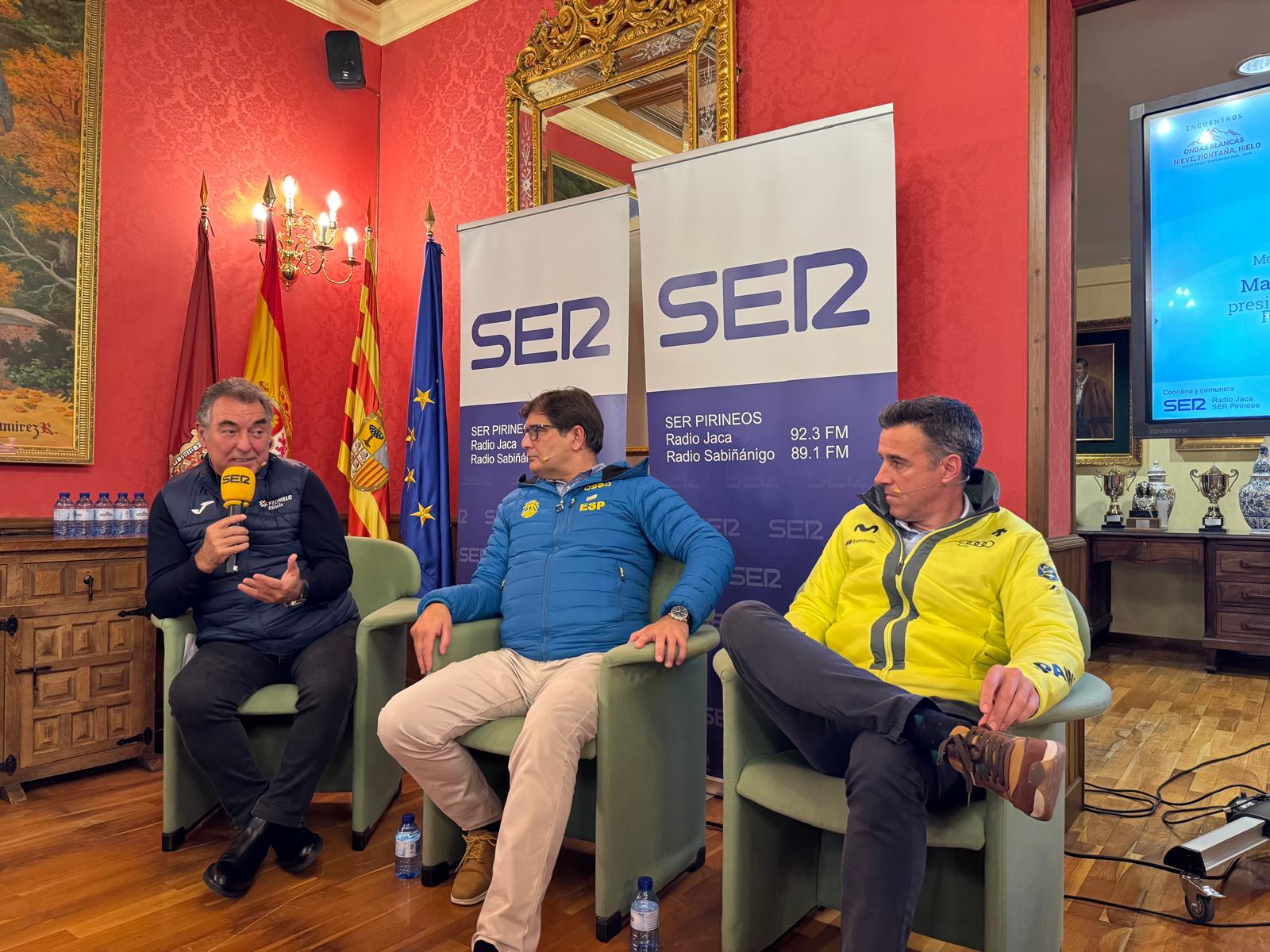 los presidentes, olímpicos de Esquí, May Peus, presidente de RFEDI (Real Federación Española Deportes de Invierno); Bernat Clarella, presidente de FEDME (Federación Española de Deportes de Montaña y Escalada) y el presidente de FED Hielo, (Federación Espñaola de Deportes de Hielo) modera, el director general de Deportes de CDS Fernando Molinero.