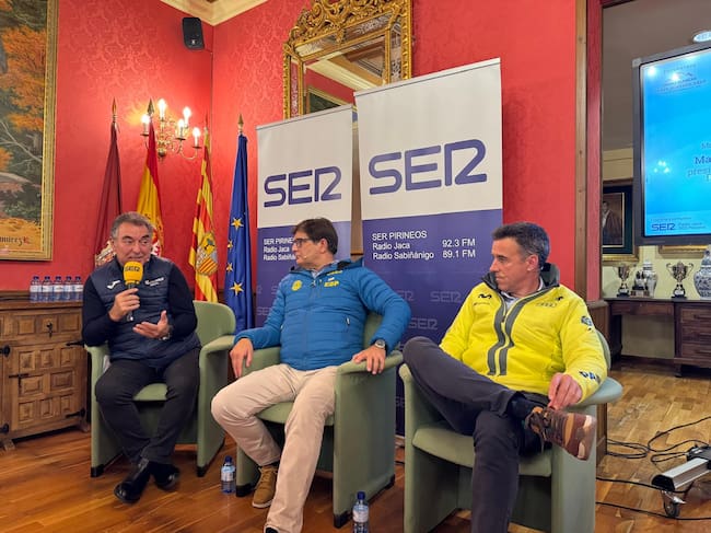 los presidentes, olímpicos de Esquí, May Peus, presidente de RFEDI (Real Federación Española Deportes de Invierno); Bernat Clarella, presidente de FEDME (Federación Española de Deportes de Montaña y Escalada) y el presidente de FED Hielo, (Federación Espñaola de Deportes de Hielo) modera, el director general de Deportes de CDS Fernando Molinero.
