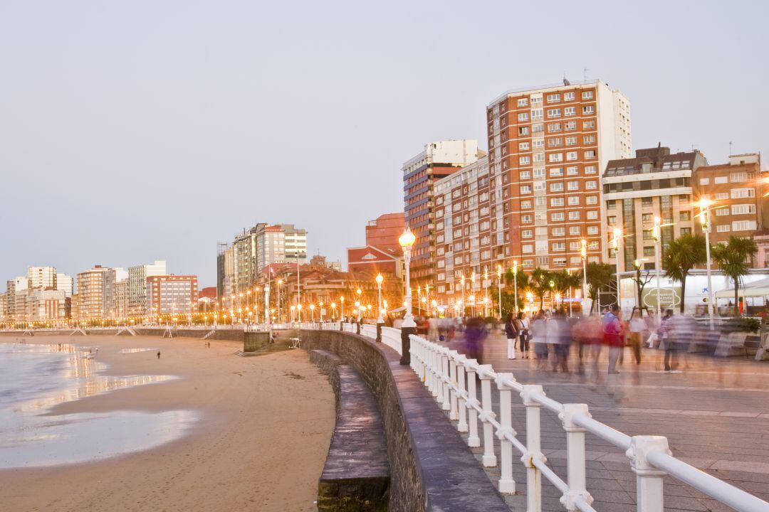 Gente paseando por Gijón.