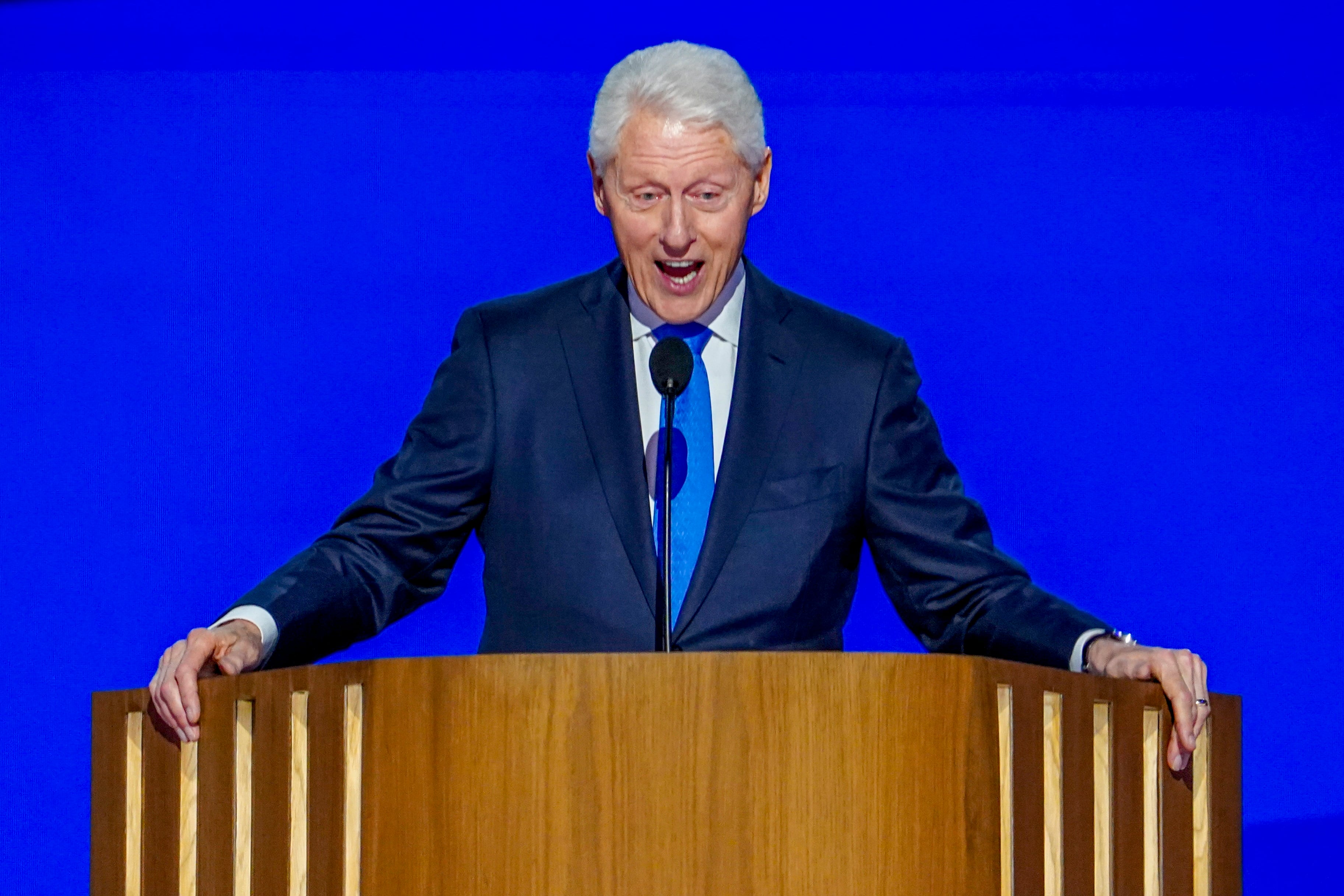 Bill Clinton interviene en la convención demócrata de Chicago.