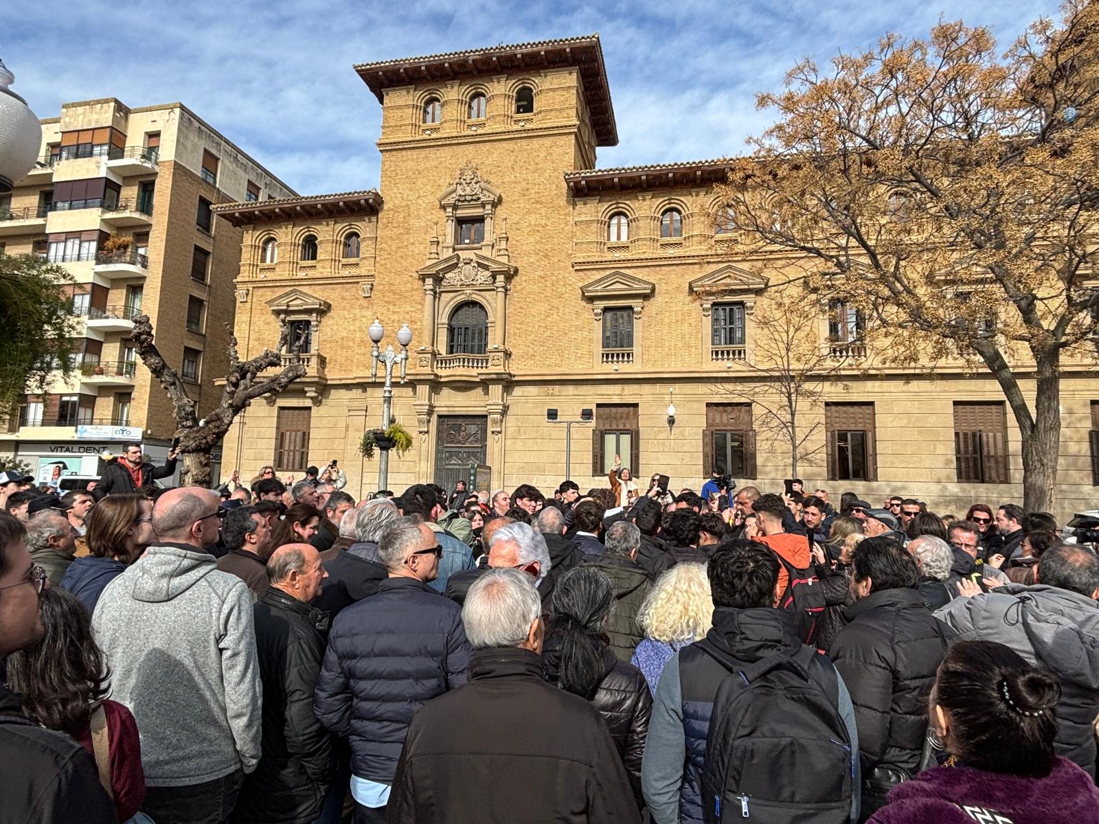 Expectación en la plaza de Navarra para ver a Santiago Abascal, líder de Vox