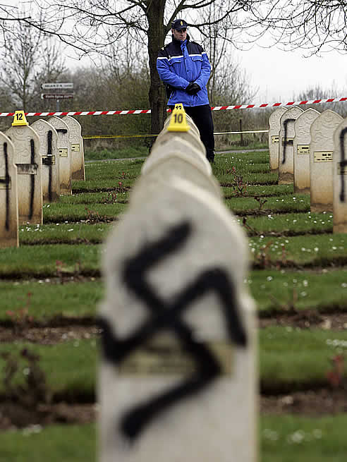 Tumbas profanadas en el cementerio de Notre-Dame de Lorette, cerca de Arras