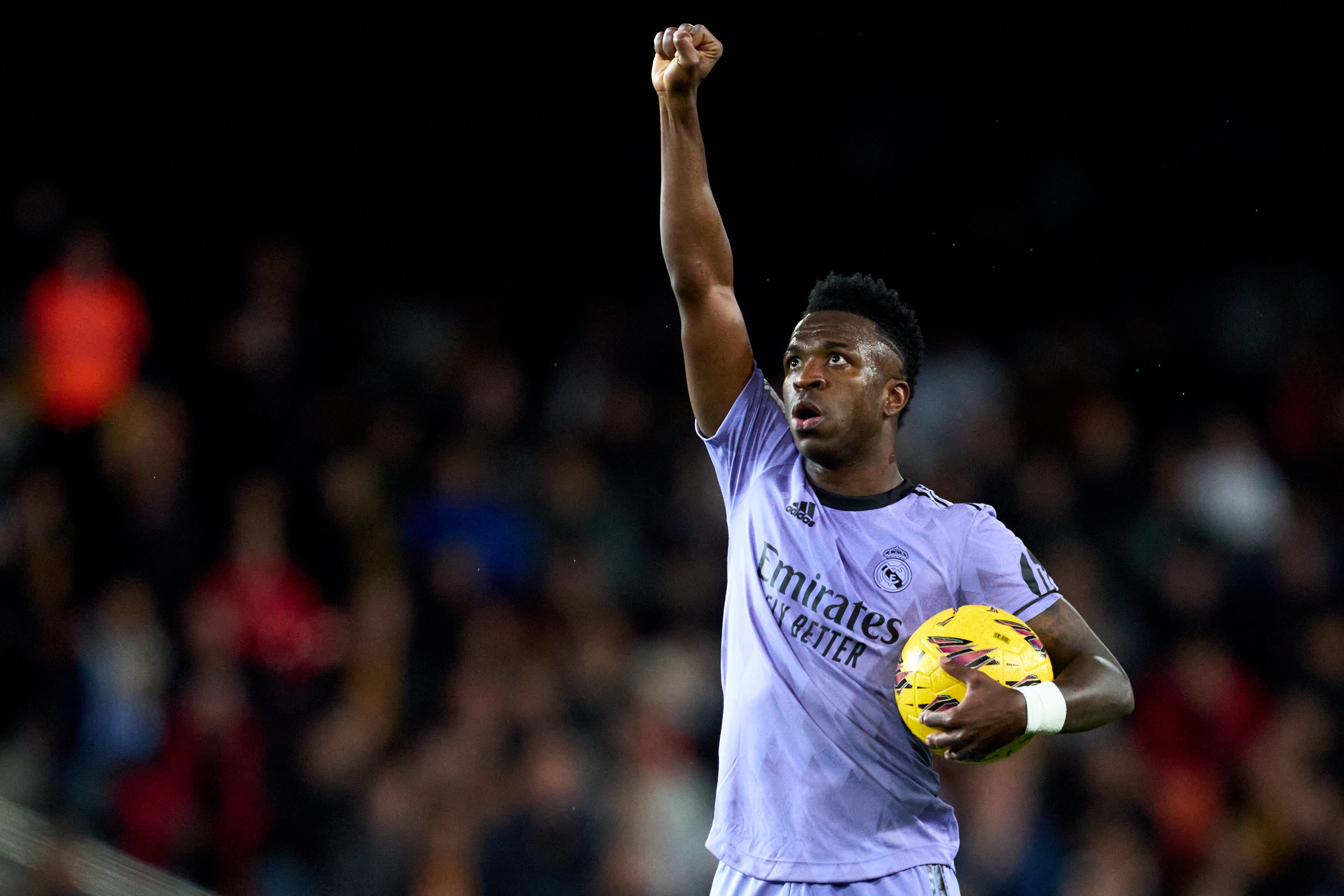 Vinicius Junior celebra haciendo el gesto del &#039;black power&#039; en Mestalla