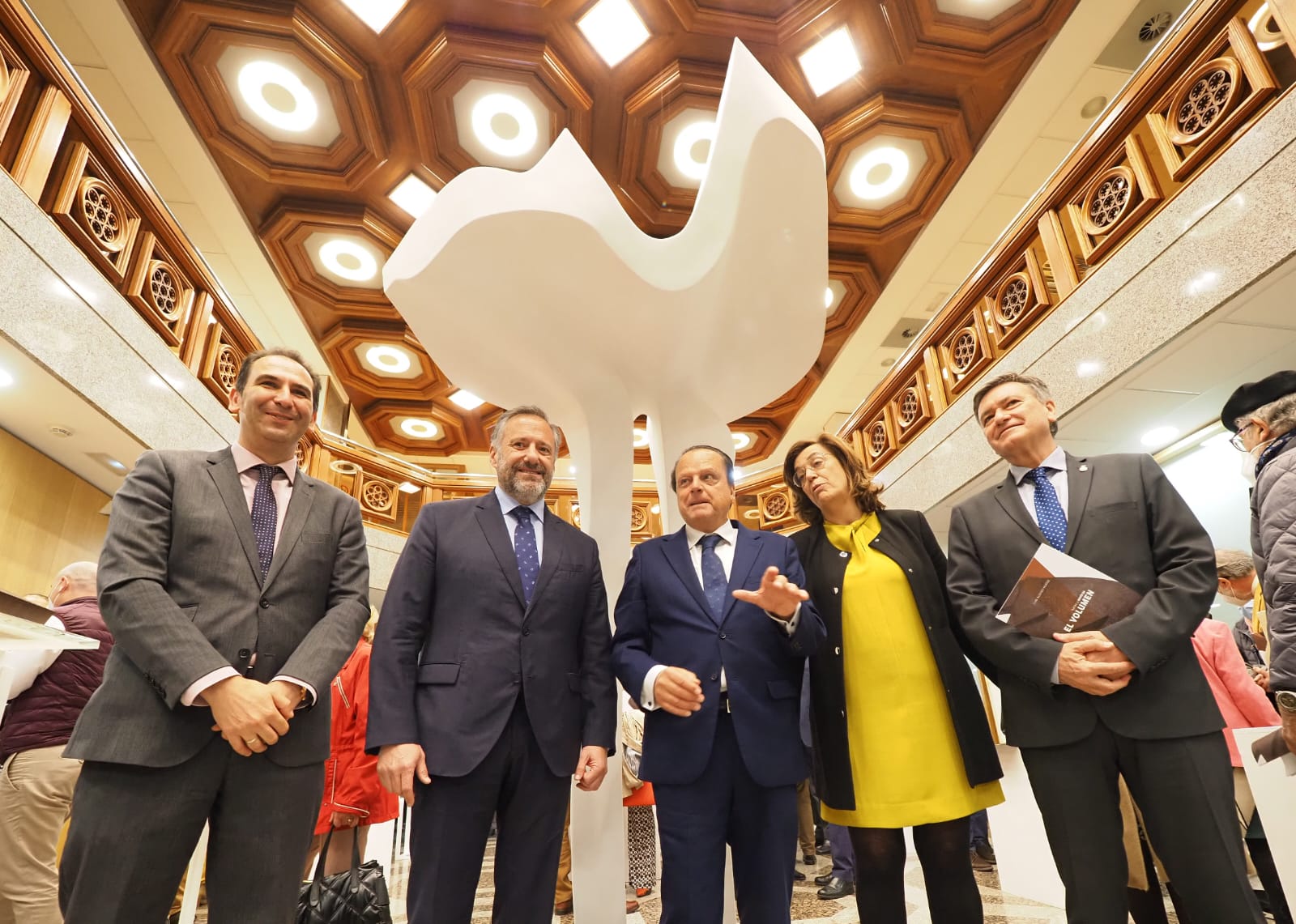 Carlos Pollán ha visitado la exposición en la sede del Consejo de Cuentas de CYL