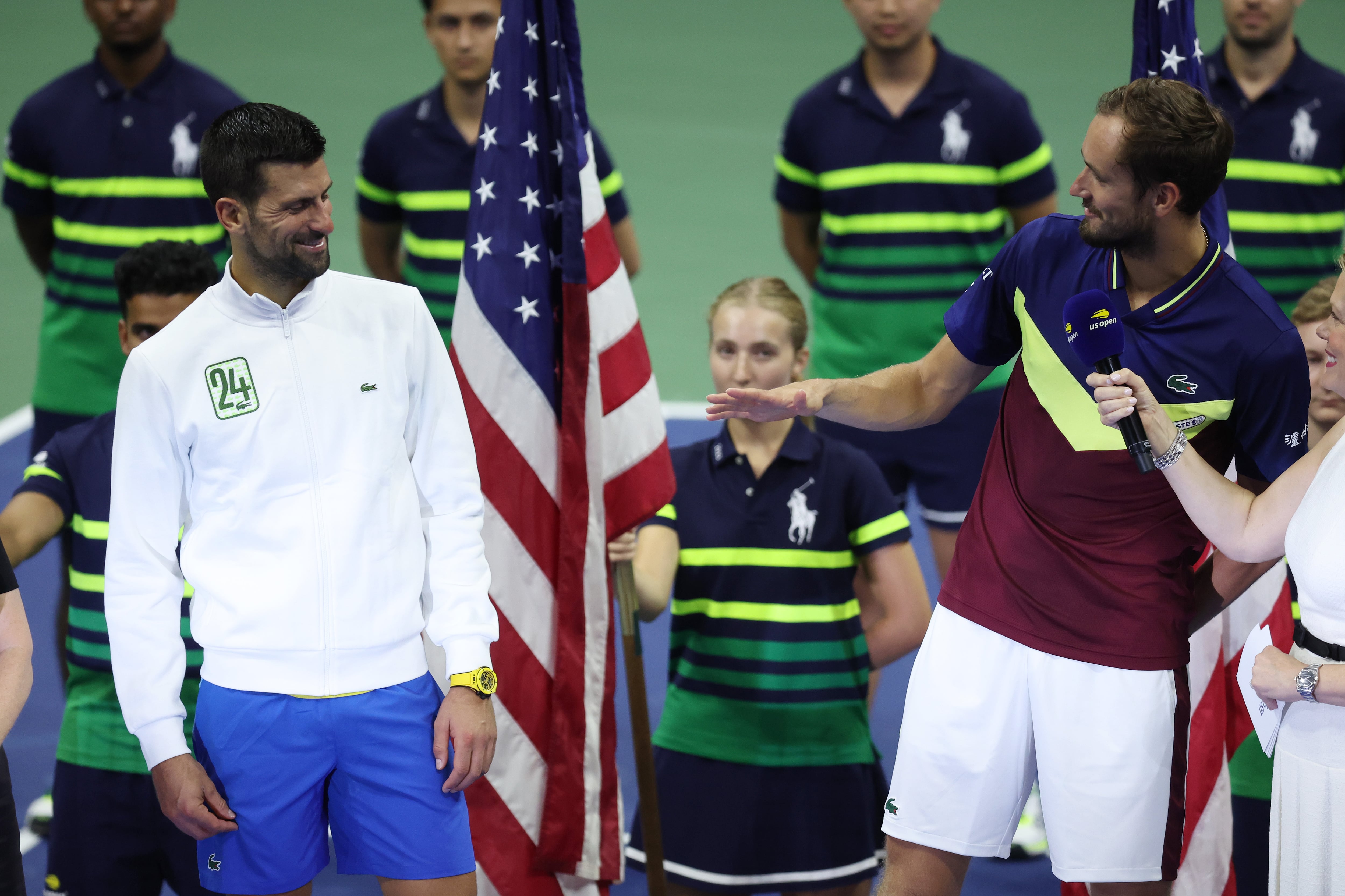 Daniil Medvedev se dirige a Novak Djokovic tras la final del US Open