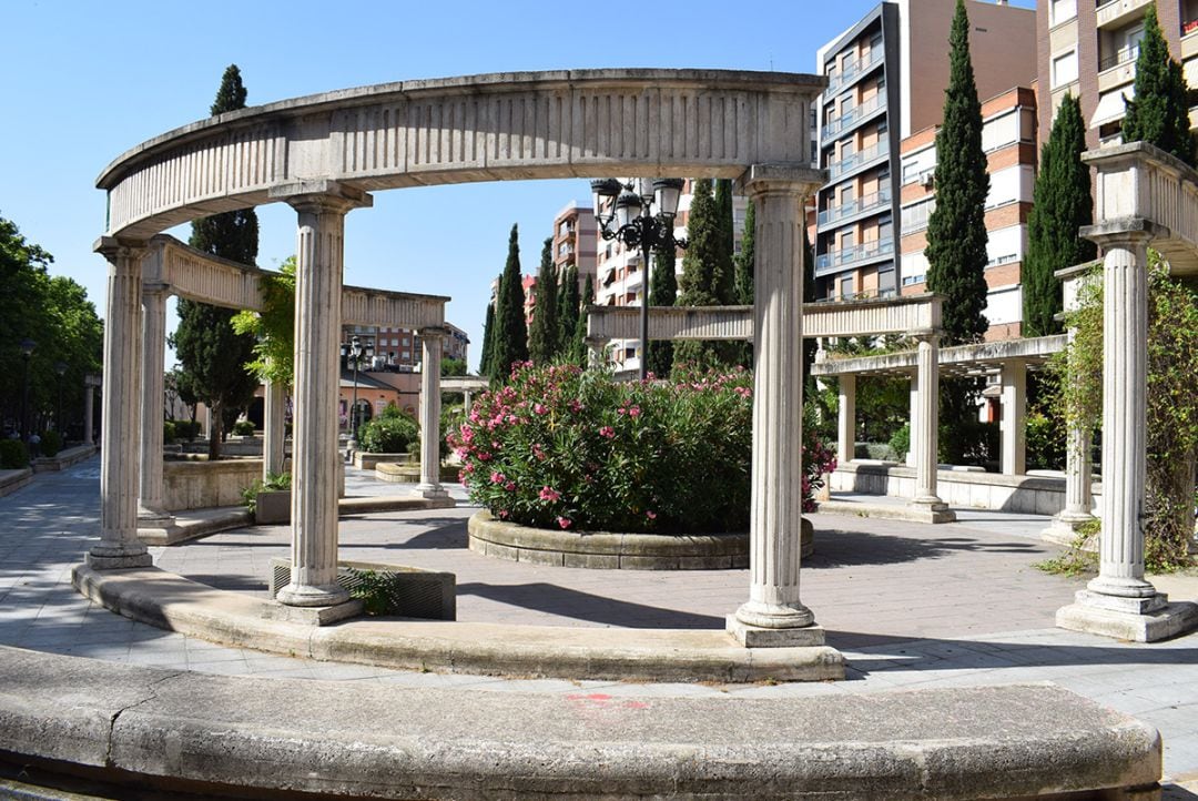 Elementos arquitectónicos en el Paseo El Bosque de Puertollano