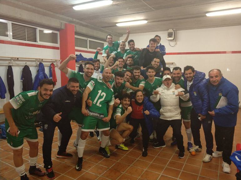 La plantilla celebrando la victoria en los vestuarios