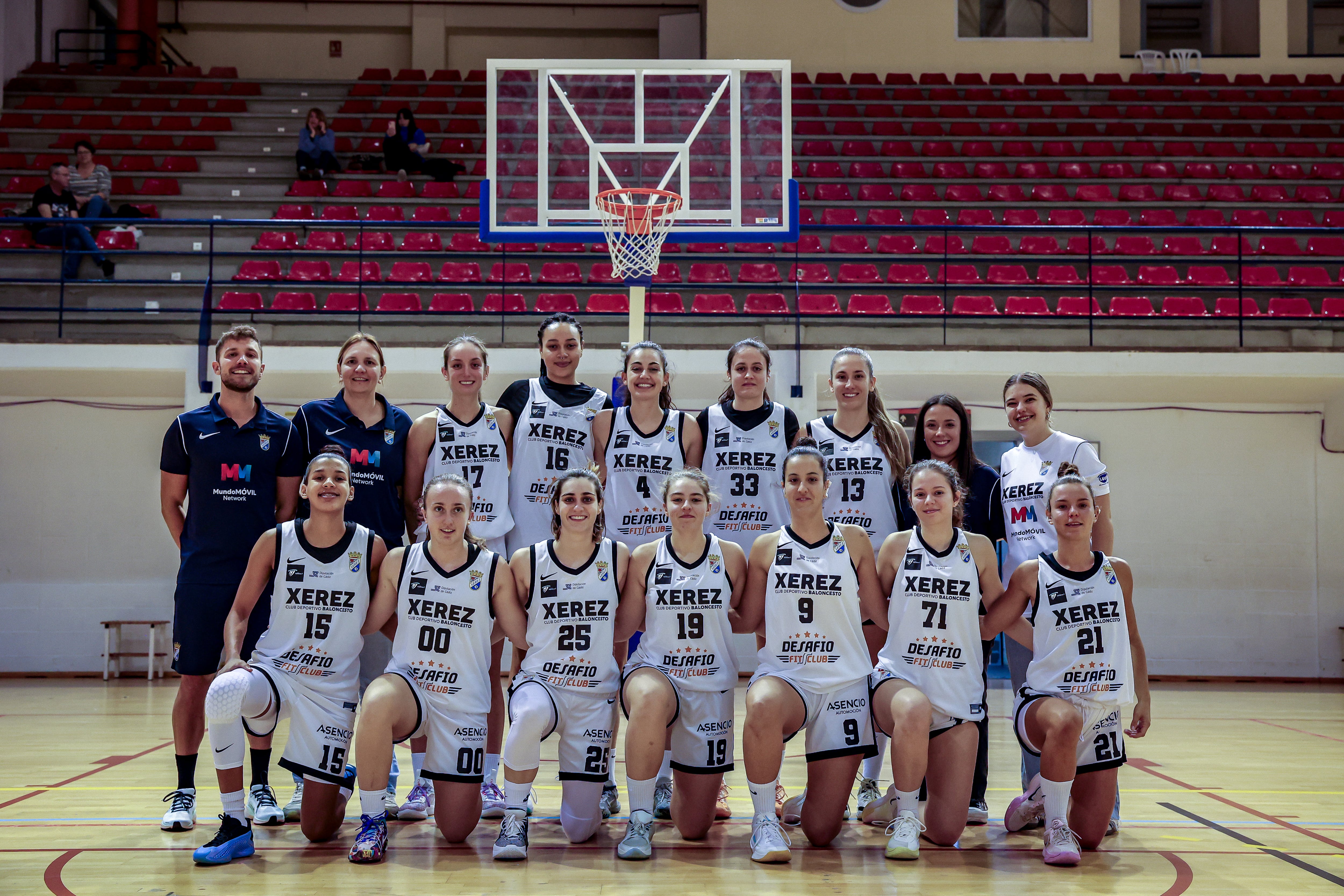 Jugadoras y cuerpo técnico del Xerez CD Baloncesto