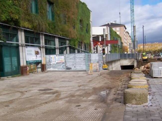 La Avenida sigue cortada a la altura del Palacio Europa