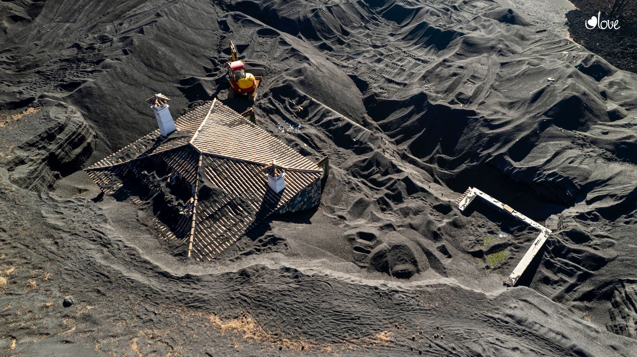 Una vivienda afectada por la lluvia de cenizas y lava.