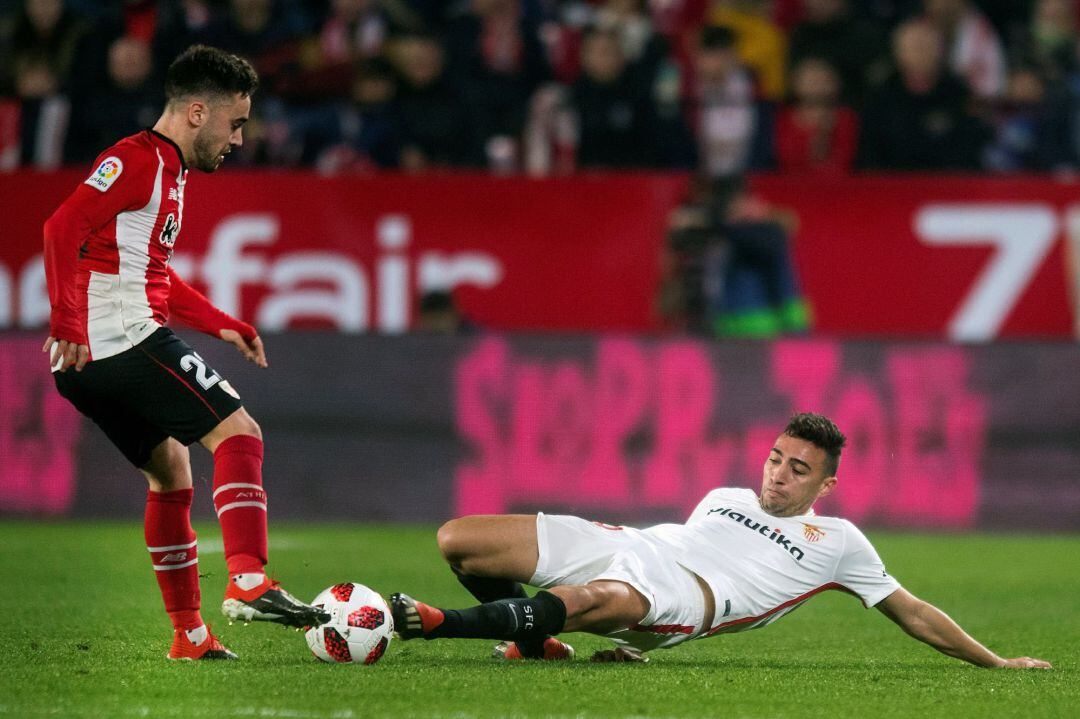 El centrocampista del Athletic, Unai López (i), controla el balón ante la entrada del delantero del Sevilla, Munir El Haddadi, durante el partido de vuelta de octavos de final de la Copa del Rey de fútbol disputado esta noche en el estadio Ramón Sánchez-Pizjuán de Sevilla. 