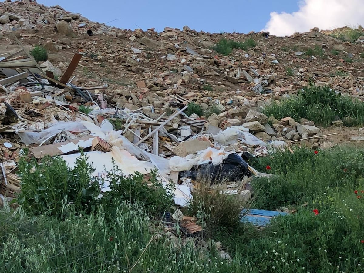 Los escombros a las puertas de Huesca: denuncia ciudadana sobre un vertedero peligroso