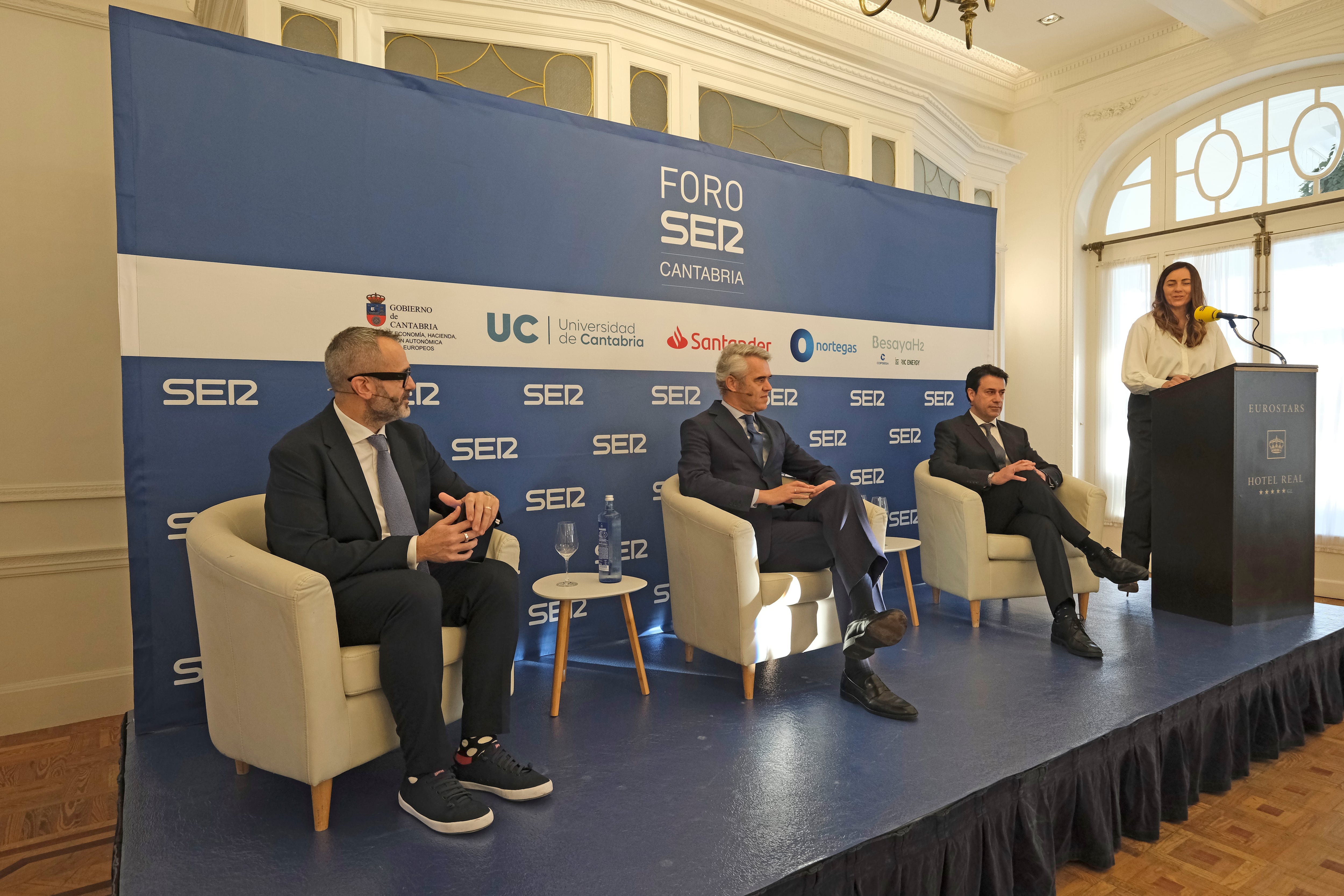 La directora regional de la Cadena SER en Cantabria, Mónica Revilla, se dirige a los asistentes al Foro SER Cantabria protagonizado por Ignacio Soto, con la presencia del delegado de Nortegas, José Antonio Imbert.