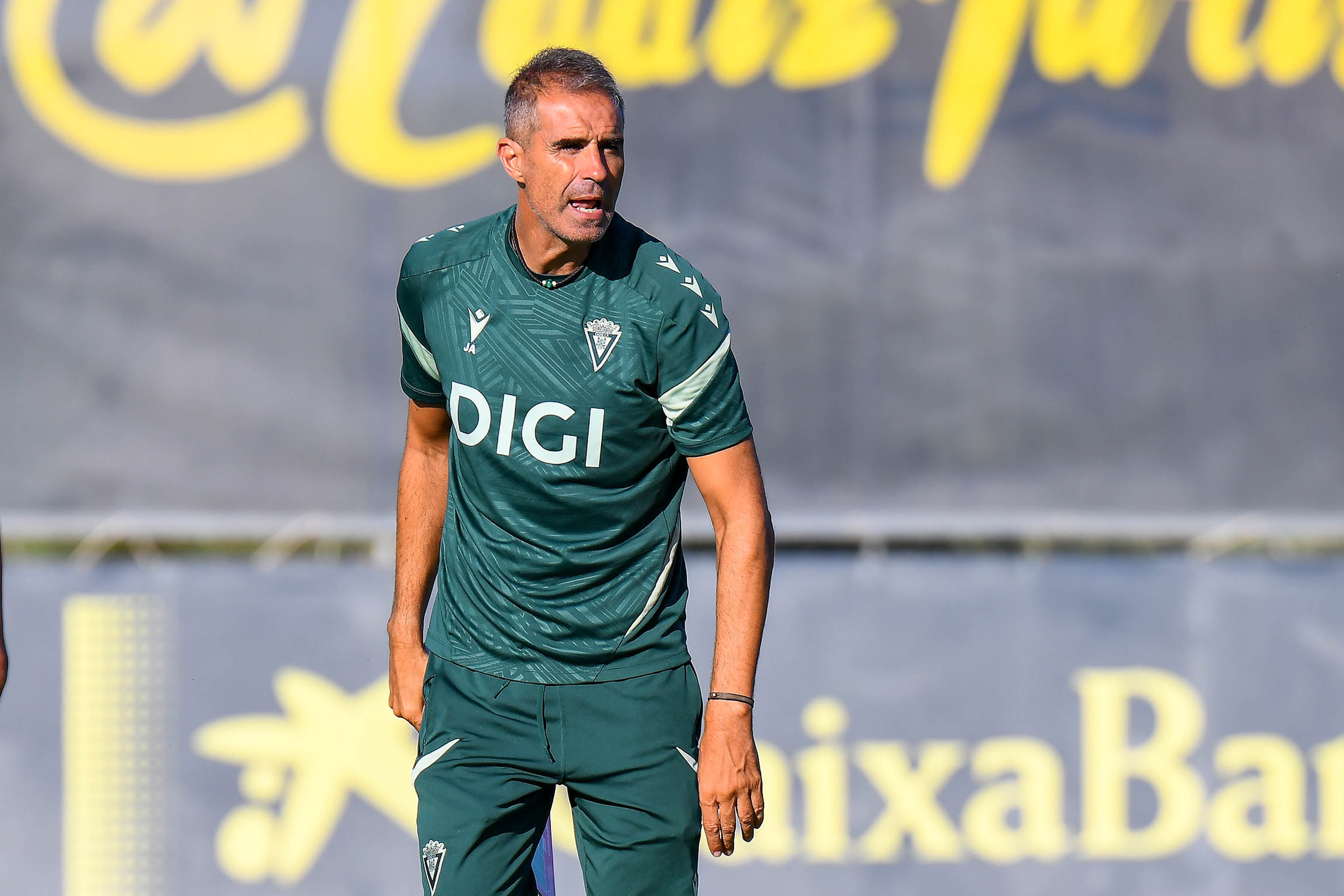 Gaizka Garitano dirigiendo un entrenamiento en la Ciudad Deportiva Bahía de Cádiz.