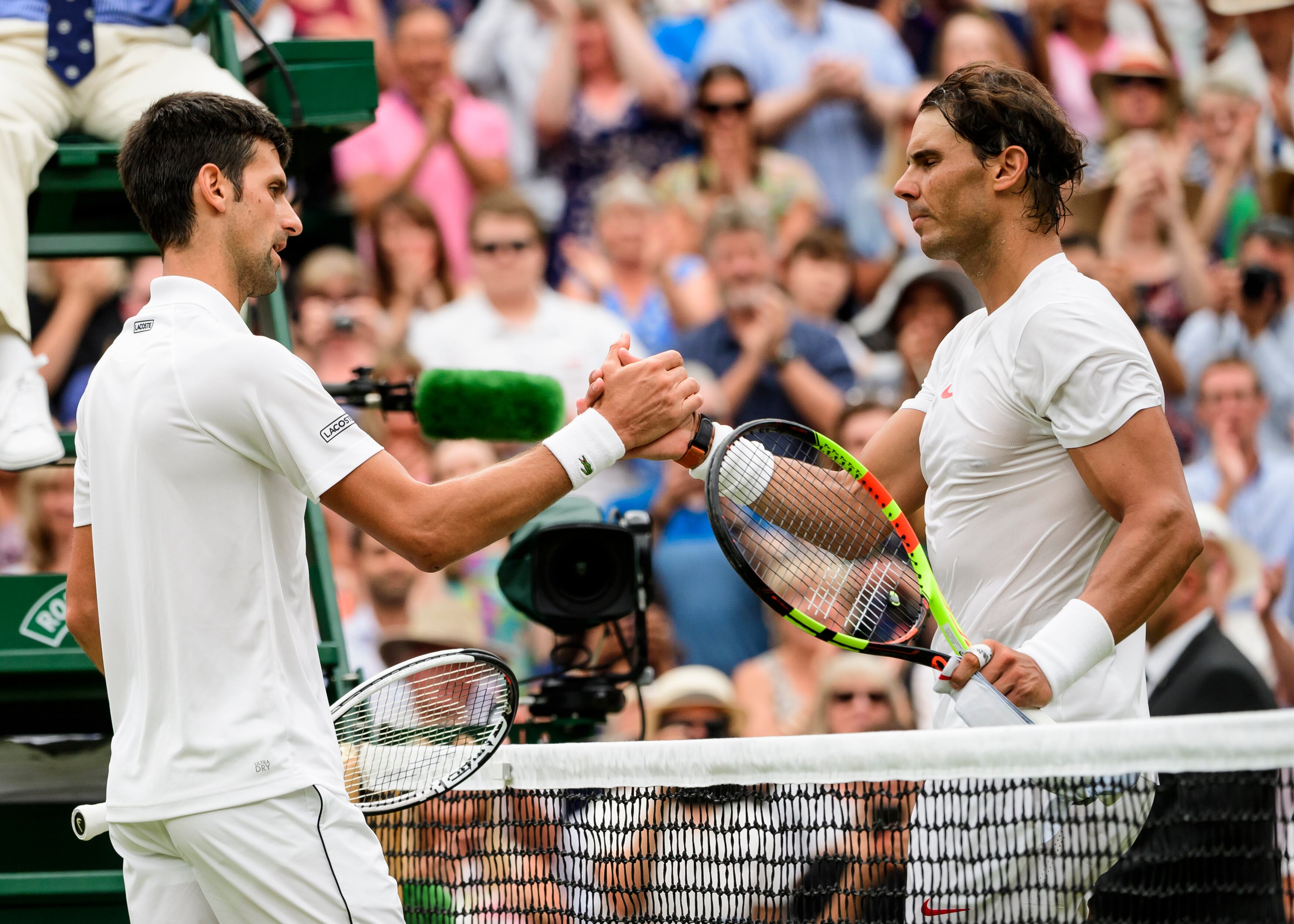 Novak Djokovic y Rafael Nadal se saludan en su duelo de Wimbledon de 2018