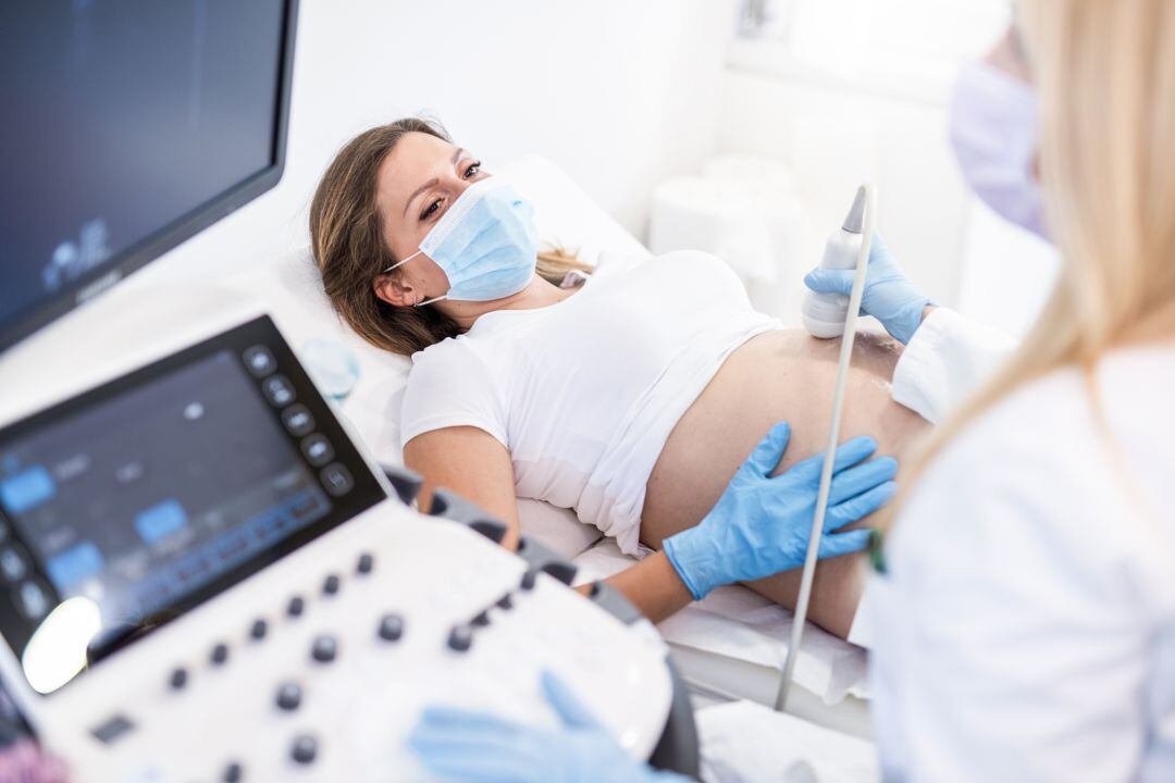 Ecografía a una mujer embarazada, durante la pandemia de COVID.