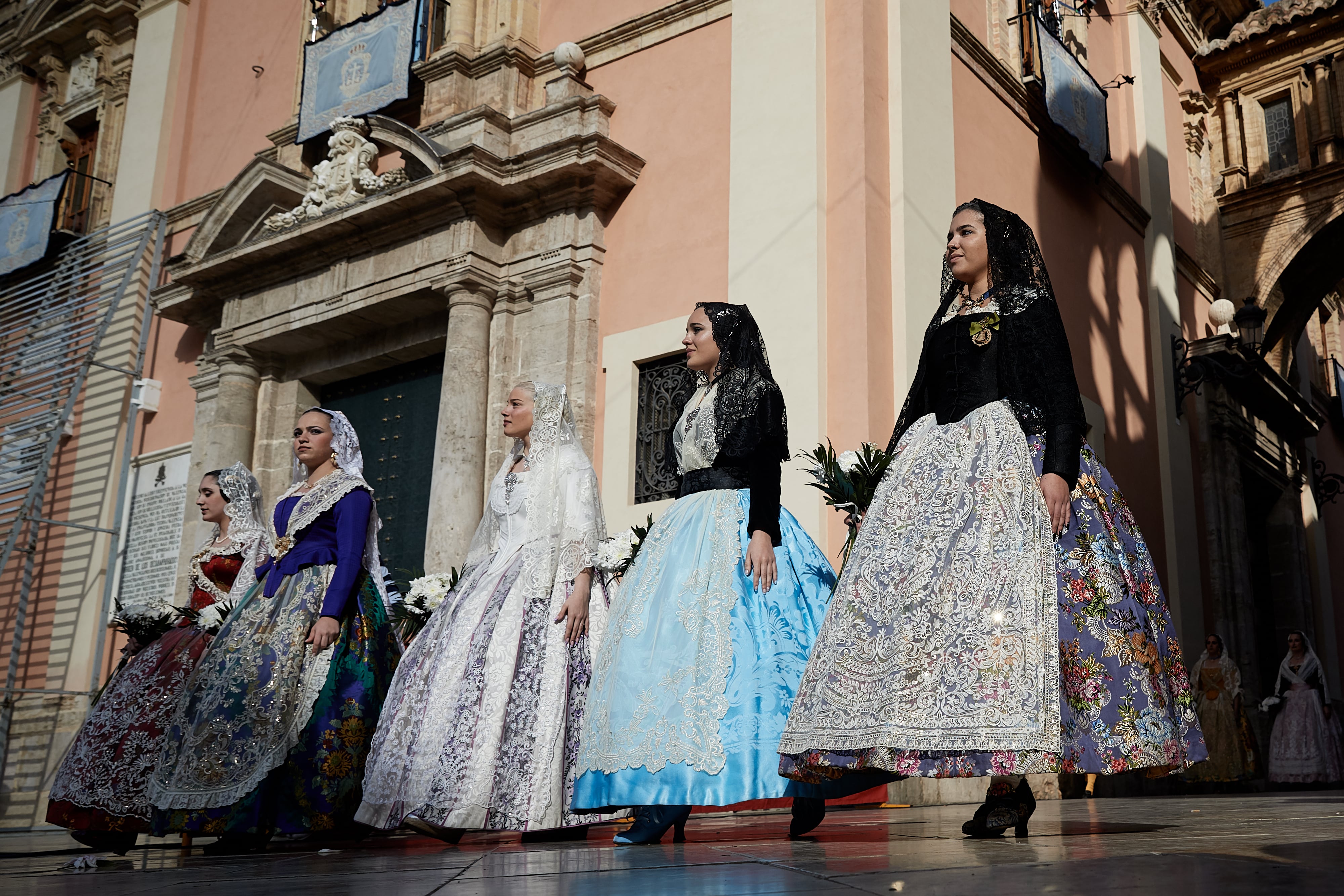 Falleras llegando a la basilica de la Virgen de los Desamparados en Valencia en Fallas