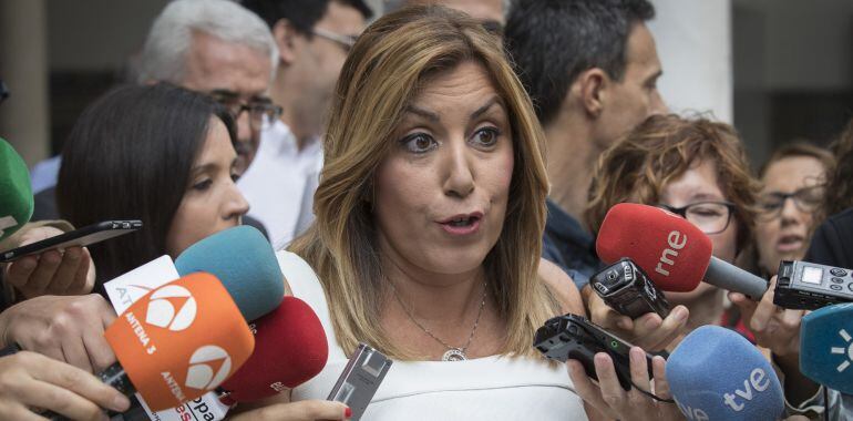 La presidenta andaluza, Susana Díaz, atiende a los medios hoy en el Parlamento de Andalucía en Sevilla