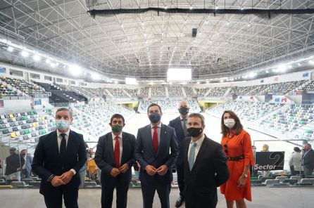 El presidente de la Junta, Juanma Moreno (centro), acompañado de autoridades regionales, provinciales y locales durante la inauguración del Olivo Arena.