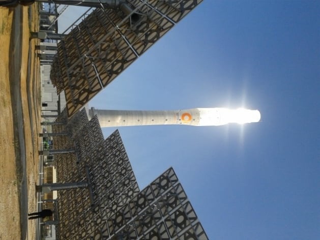 Imagen de la torre, de 140 metros de altura, de la nueva planta termosolar instalada en el término de Fuentes de Andalucía.