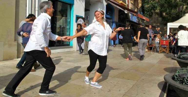 Una parella ballant en una de les trobades a la Plaça Sant Joan