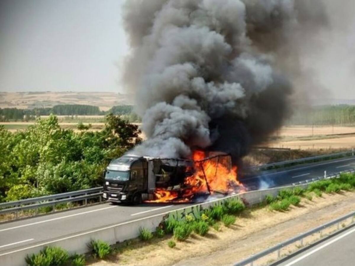 Retenciones kilométricas en la A-62 por el incendio de un camión