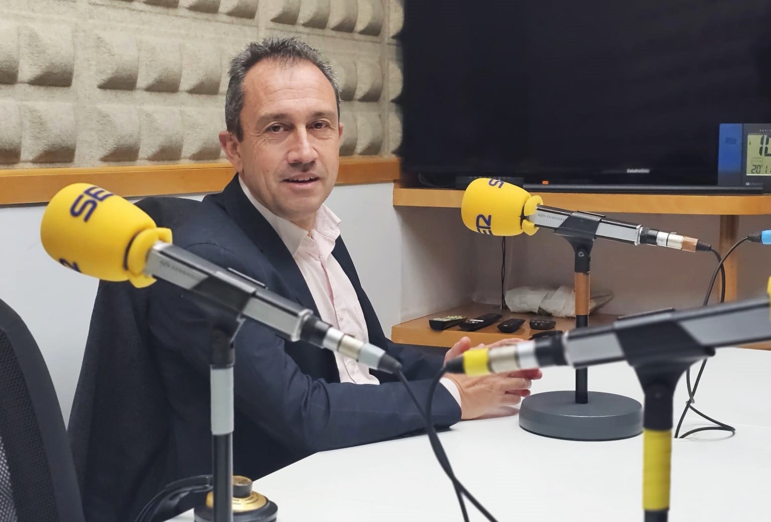 Ovidio Zapico en los estudios de Radio Asturias SER