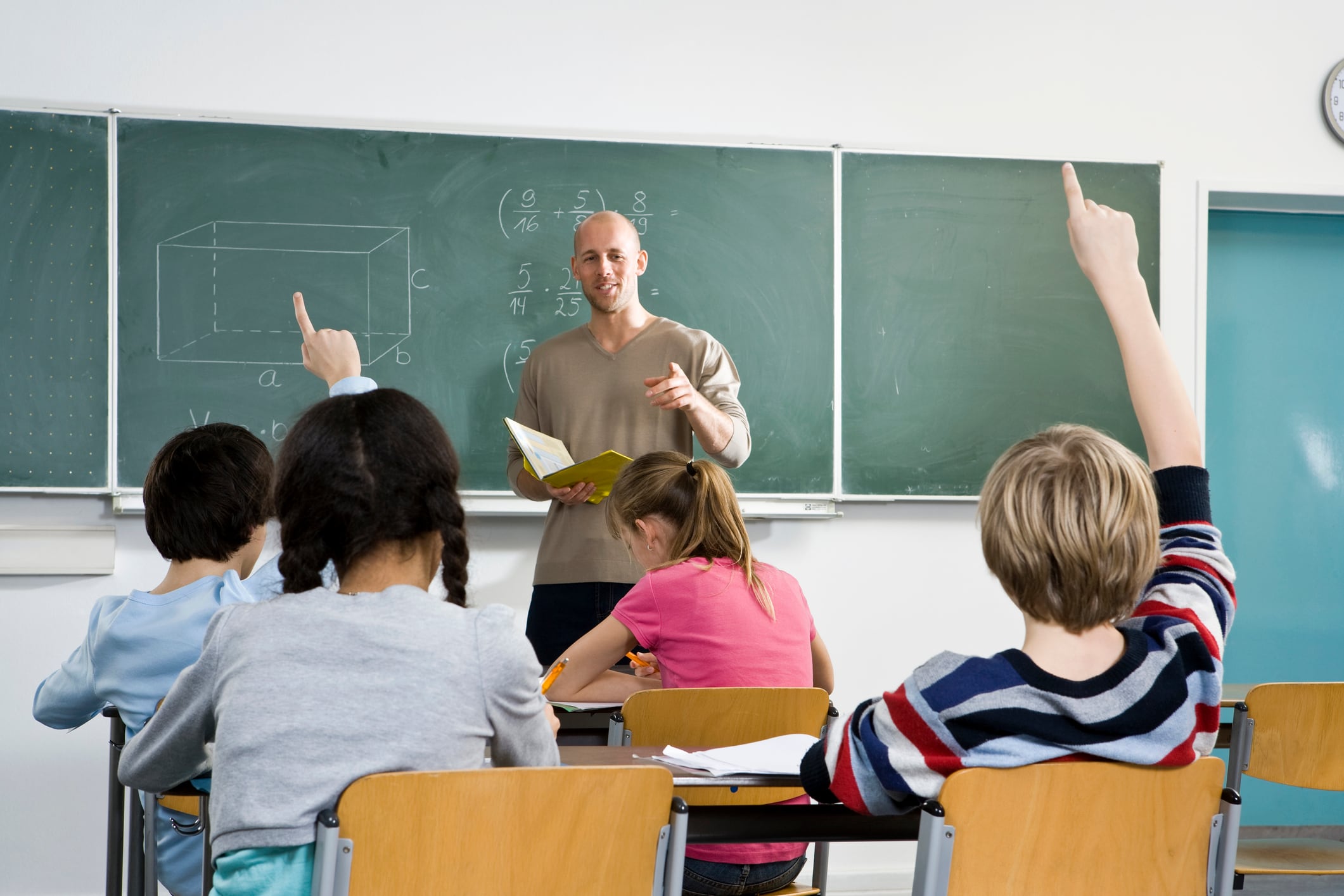 Un profesor durante una clase con alumnos menores de edad