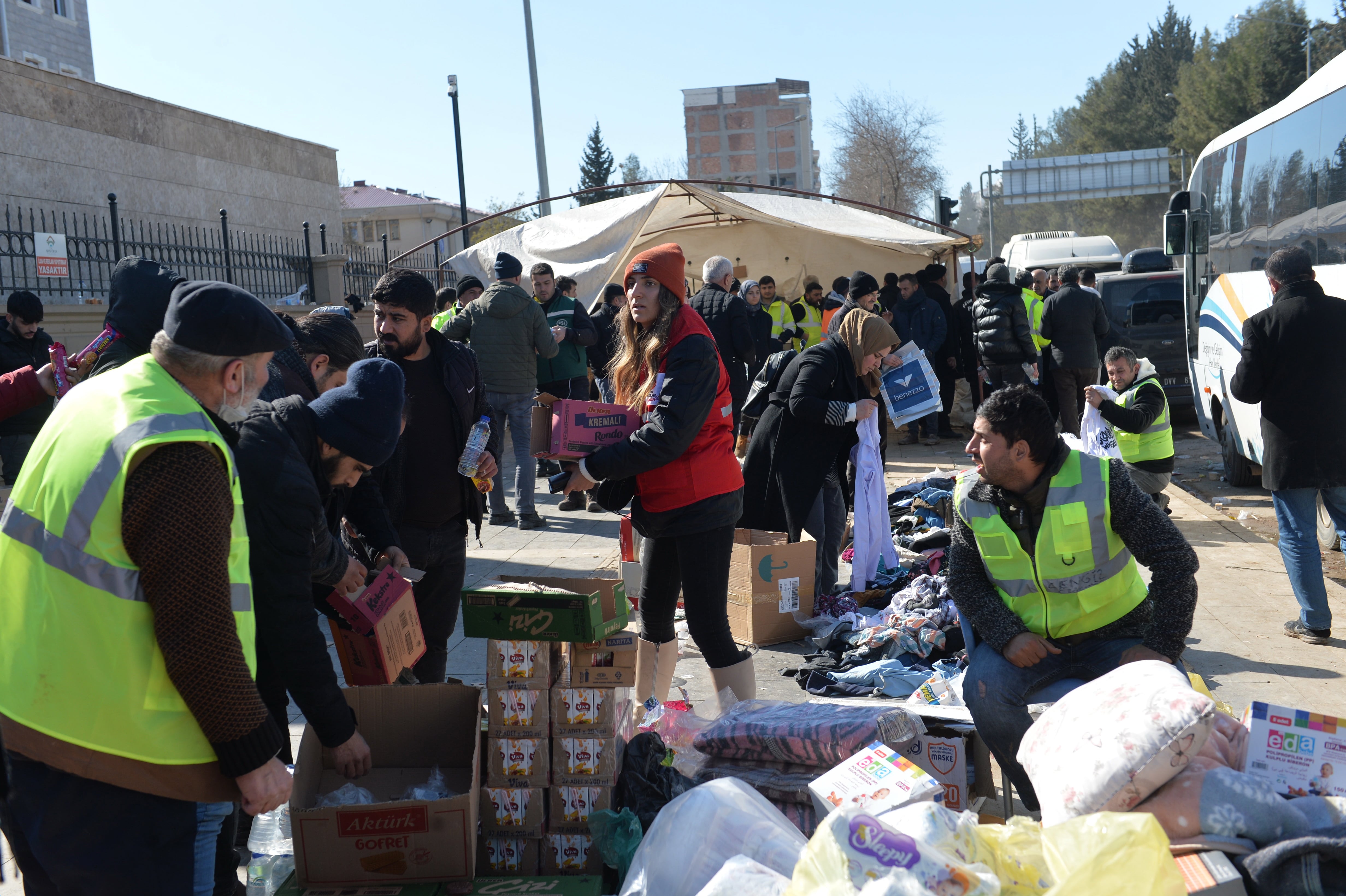 Adiyaman (Turkey), 09/02/2023.- People gather to collect clothes and food at an outdoor makeshift aid point in the aftermath of a major earthquake in Adiyaman, Turkey, 09 February 2023. More than 17,000 people have died and thousands more were injured after two major earthquakes struck southern Turkey and northern Syria on 06 February. Authorities fear the death toll will keep climbing as rescuers look for survivors across the region. (Terremoto/sismo, Siria, Turquía, Estados Unidos) EFE/EPA/NECATI SAVAS
