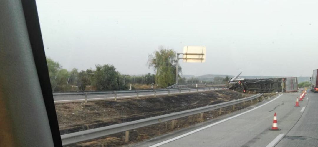 Carril que permanece cortado a la espera de la retirada del segundo tráiler.