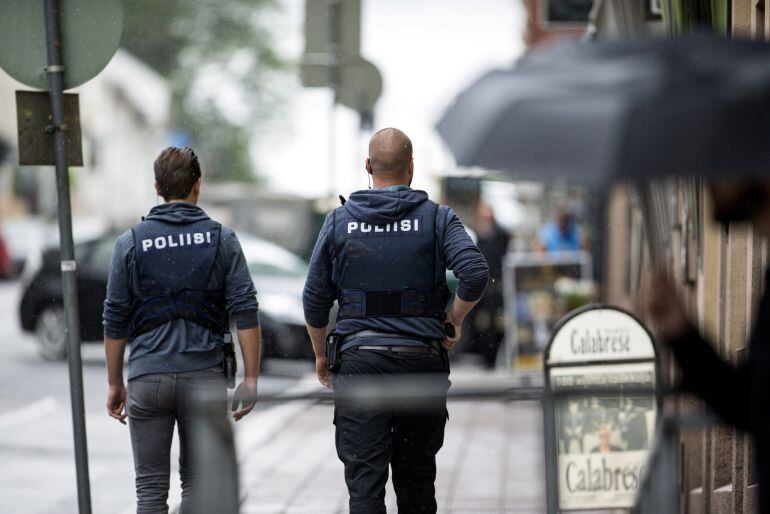 La policía finlandesa patrulla la ciudad de Turku.