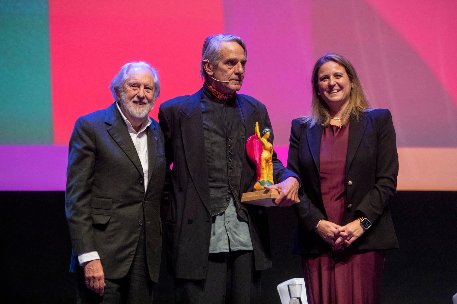 Jeremy Irons junto a David Puttnam y Angie Moreno