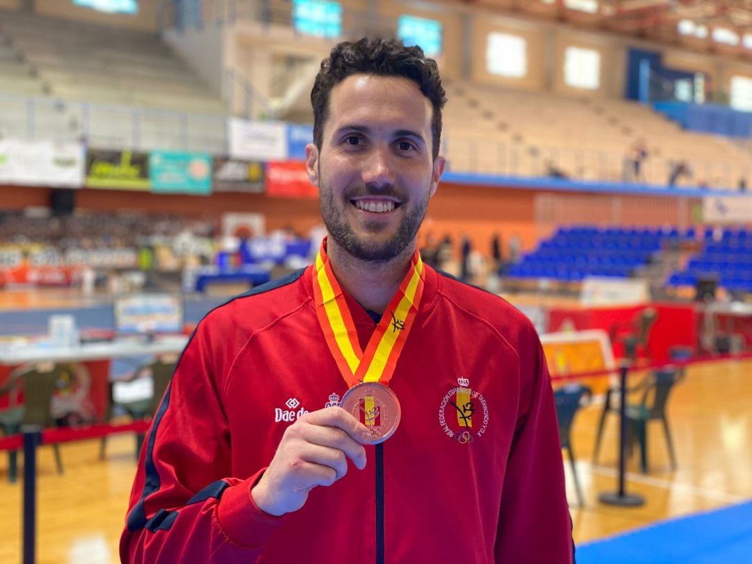 Raúl Martínez con el bronce que logró en el Open Internacional de España