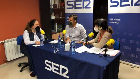 La alcaldesa de Caravia, Salomé Samartino (izq) junto a Juan Carlos González y Alicia Álvarez.