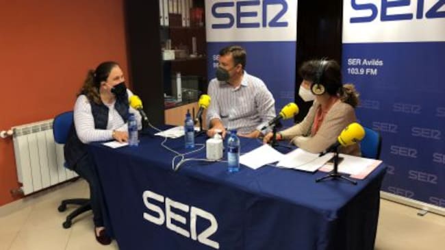 La alcaldesa de Caravia, Salomé Samartino (izq) junto a Juan Carlos González y Alicia Álvarez.