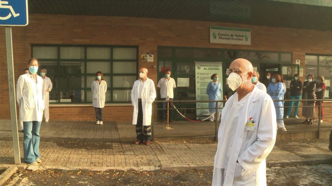 Protesta de médicos a las puertas del centro de salud Manuel Encinas de Cáceres por la situación de la sanidad extremeña