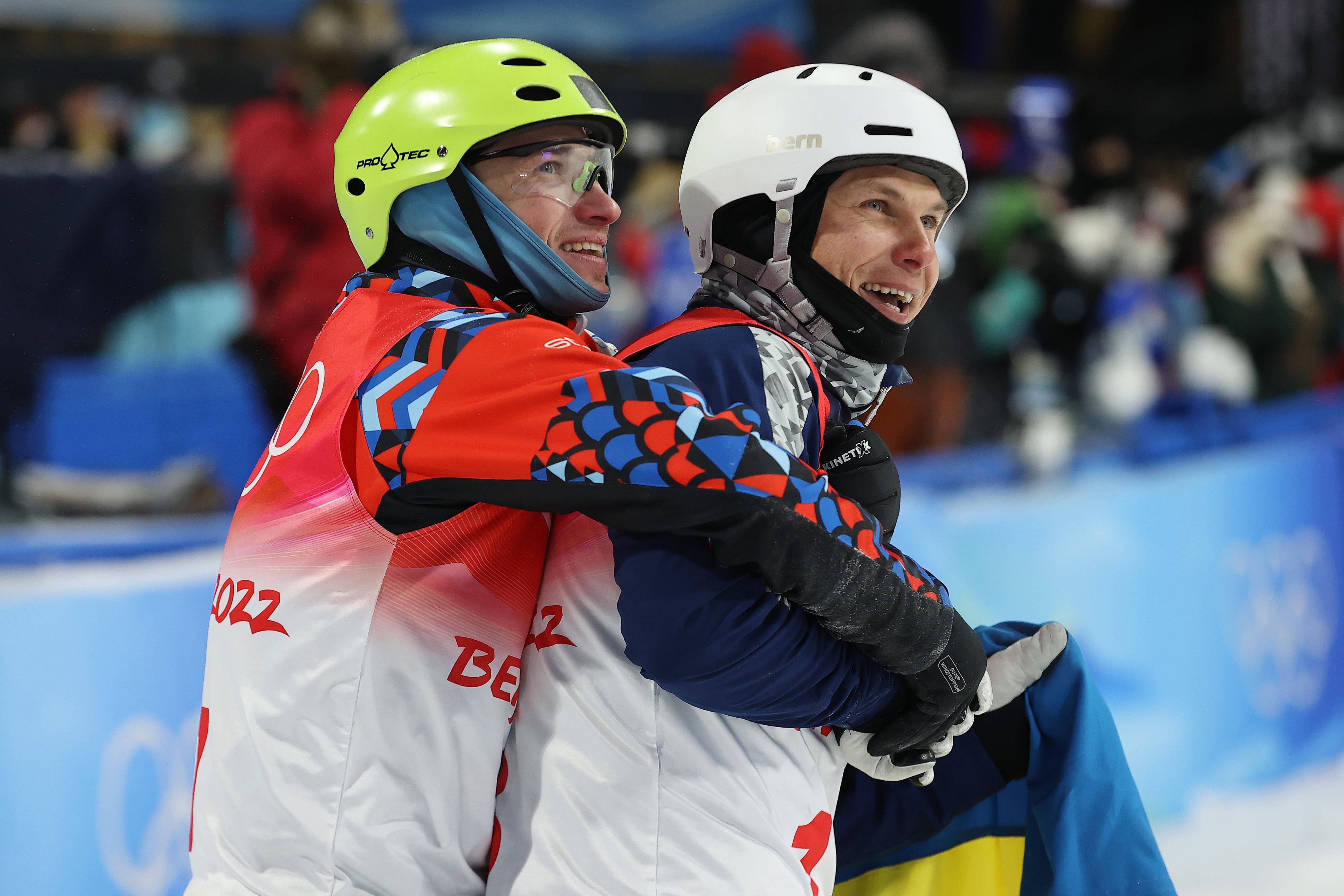 El &quot;abrazo de la paz&quot; con el bronce que consiguió el esquiador ruso, Burov