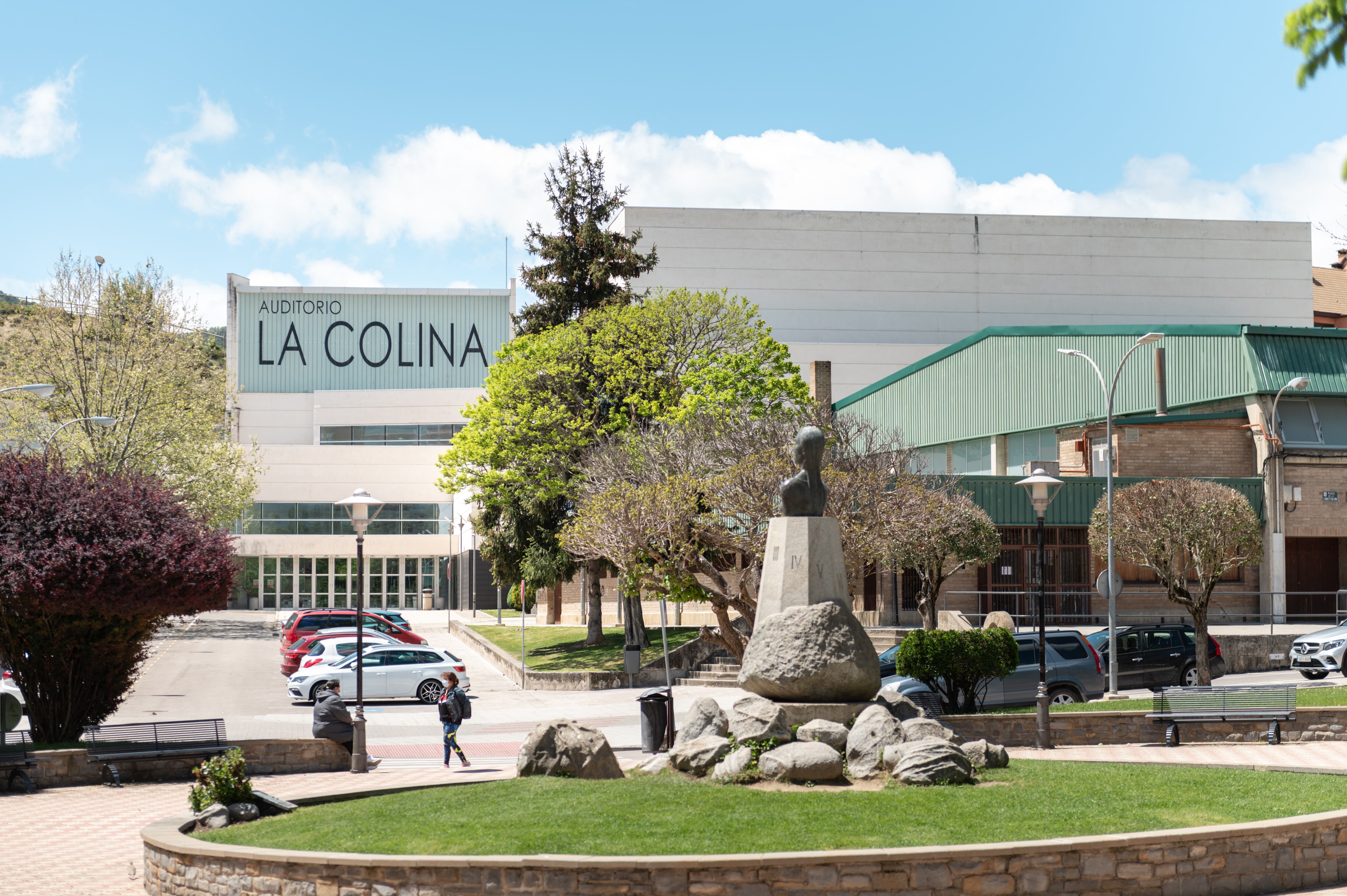 El polideportivo se encuentra frente al Auditorio La Colina de Sabiñánigo