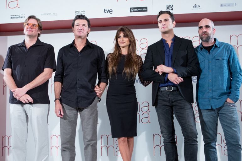 MADRID, SPAIN - SEPTEMBER 08: (L-R) Alvaro Longoria, Julio Medem, Penelope Cruz, Asier Etxandia and Luis Tosar attend the 'Ma Ma' photocall at the Villa Magna Hotel on September 8, 2015 in Madrid, Spain. (Photo by Pablo Cuadra/WireImage)