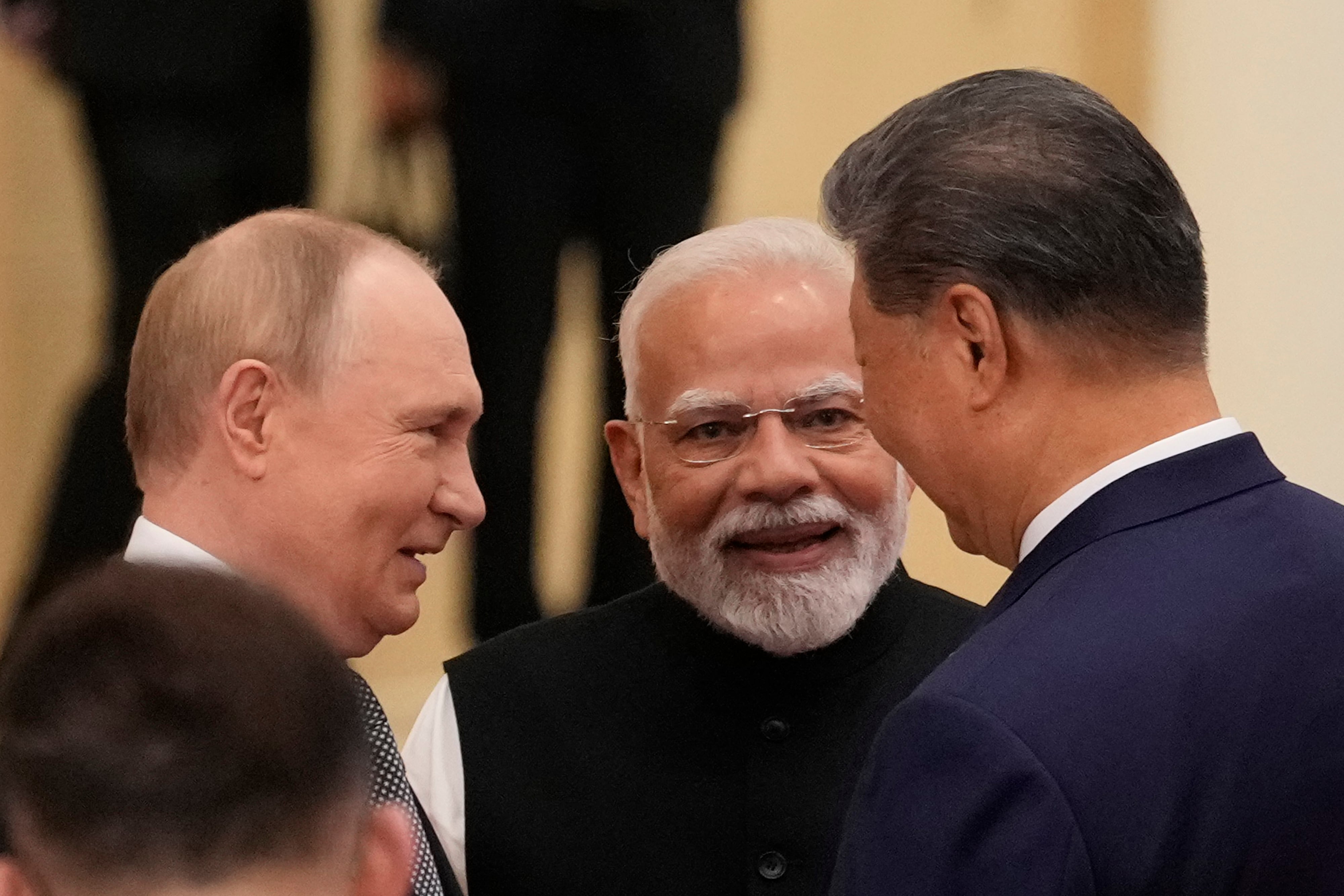 El presidente ruso Vladimir Putin conversa con el de India, Narendra Modi, y el de China, Xi Jinping, en la cumbre de la Organización de Cooperación de Shanghái que se está celebrando en la ciudad china de Tianjin