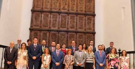 La nueva corporación de Úbeda con Toni Olivares, alcaldesa, en el centro.