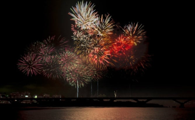 Fuegos artificiales durante una noche