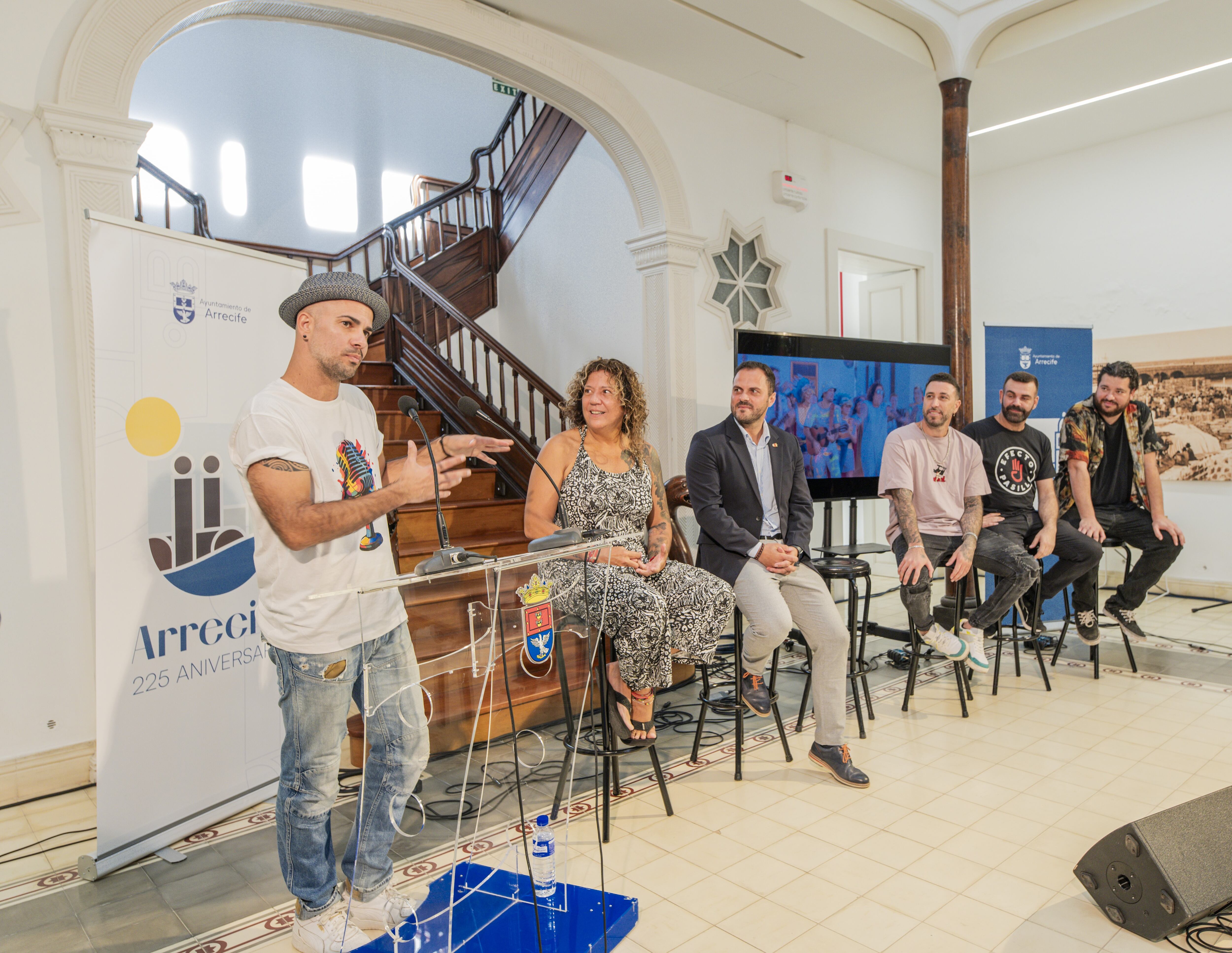 Iván Torres, cantante de Efecto Pasillo, junto Rosana y el resto de componentes del grupo, en la presentación de &quot;Escalera de colores&quot;.